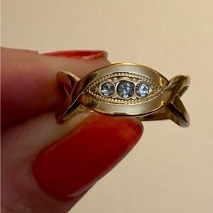 Vtg Avon Gold Tone 1980 Sparkling Ribbon 3 Accent Rhinestone Ring Sz 7.75